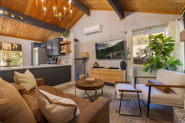 1126 Crags Lane, Fawnskin, CA 92333