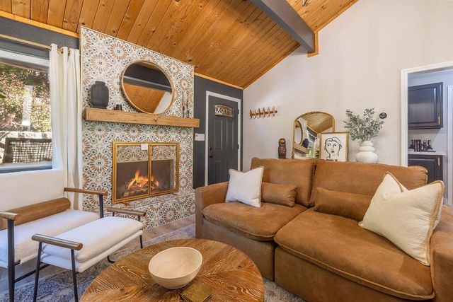 1126 Crags Lane, Fawnskin, CA 92333