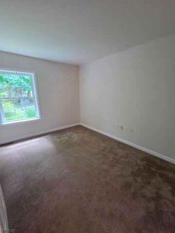 313 Brown Trl, Hopatcong Boro, NJ 07843