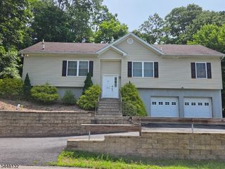 313 Brown Trl, Hopatcong Boro, NJ 07843