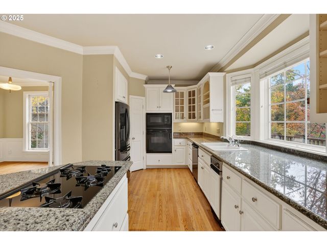 1517 Nw MORGAN Ln, Portland, OR 97229