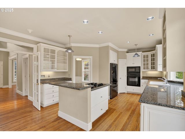 1517 Nw MORGAN Ln, Portland, OR 97229