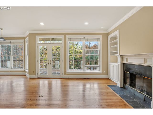 1517 Nw MORGAN Ln, Portland, OR 97229