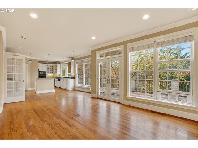 1517 Nw MORGAN Ln, Portland, OR 97229