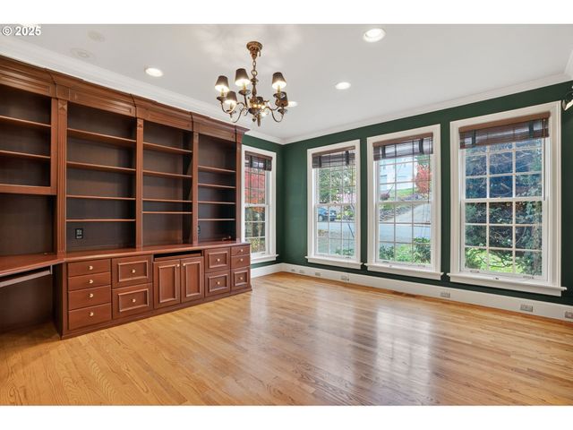 1517 Nw MORGAN Ln, Portland, OR 97229