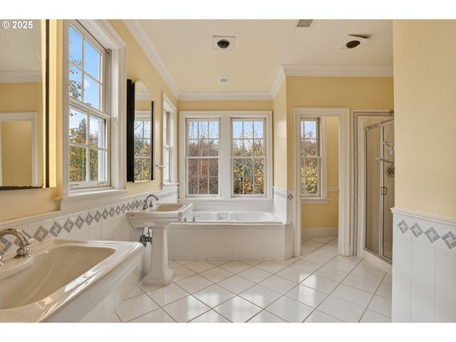 1517 Nw MORGAN Ln, Portland, OR 97229