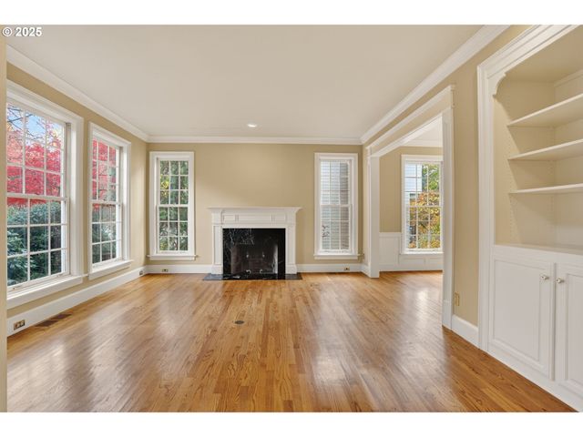 1517 Nw MORGAN Ln, Portland, OR 97229