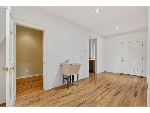 1517 Nw MORGAN Ln, Portland, OR 97229