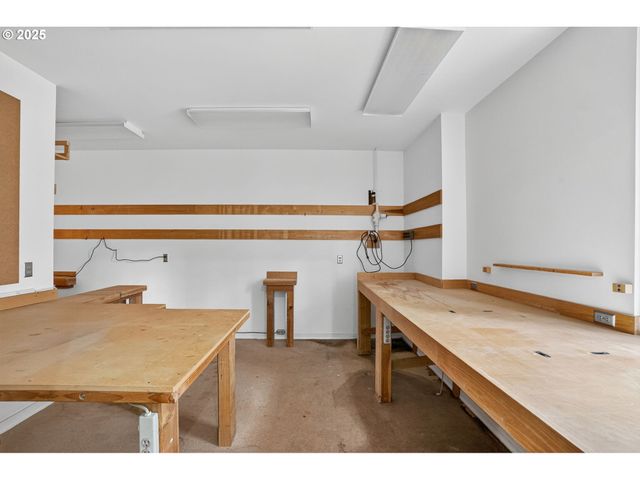 1517 Nw MORGAN Ln, Portland, OR 97229