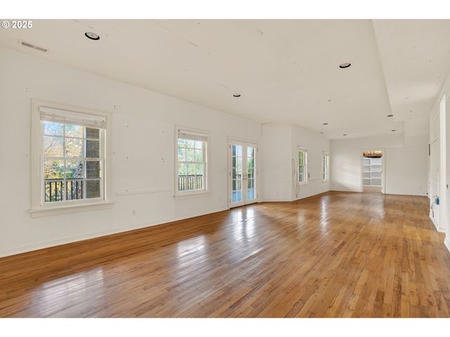 1517 Nw MORGAN Ln, Portland, OR 97229