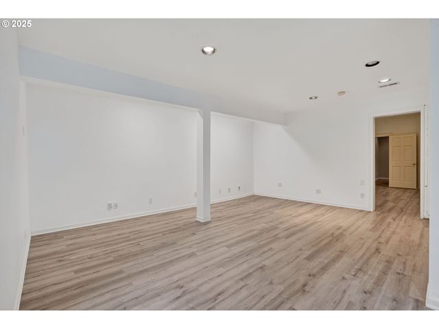 1517 Nw MORGAN Ln, Portland, OR 97229