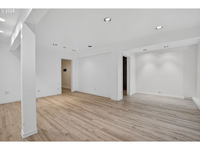 1517 Nw MORGAN Ln, Portland, OR 97229