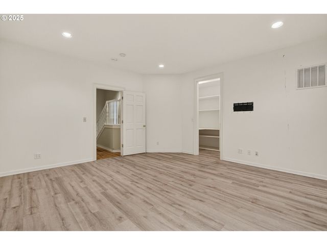 1517 Nw MORGAN Ln, Portland, OR 97229