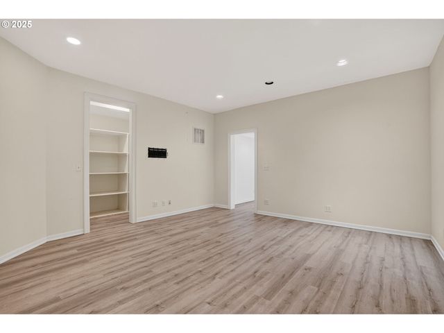 1517 Nw MORGAN Ln, Portland, OR 97229