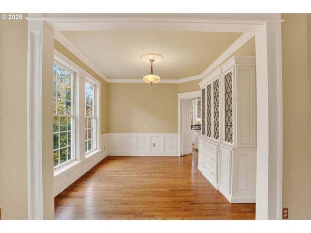 1517 Nw MORGAN Ln, Portland, OR 97229