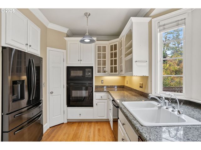 1517 Nw MORGAN Ln, Portland, OR 97229