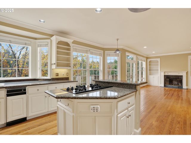 1517 Nw MORGAN Ln, Portland, OR 97229