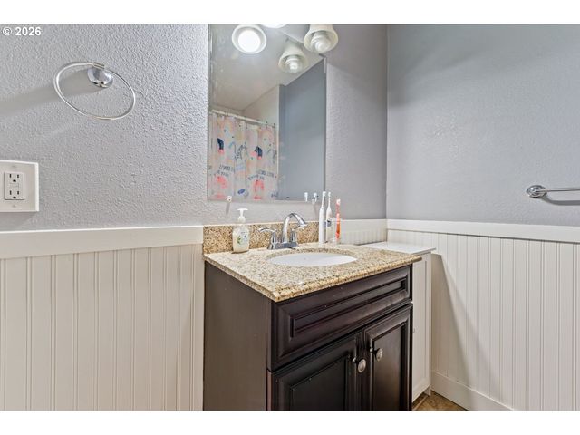 5717 Se SALQUIST Rd, Gresham, OR 97080