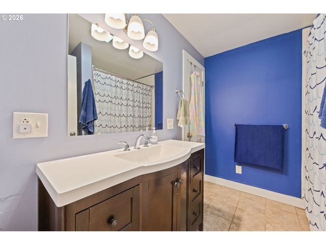 5717 Se SALQUIST Rd, Gresham, OR 97080