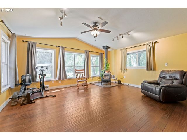 5717 Se SALQUIST Rd, Gresham, OR 97080