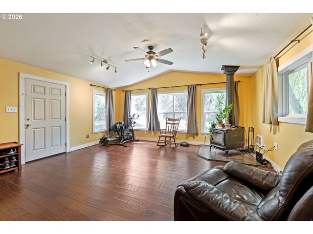 5717 Se SALQUIST Rd, Gresham, OR 97080