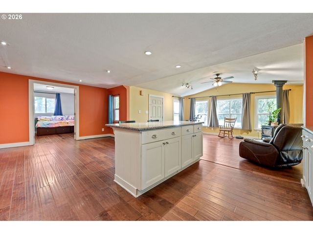 5717 Se SALQUIST Rd, Gresham, OR 97080