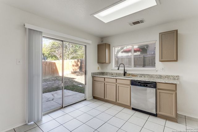 8 Laden, San Antonio, TX 78238