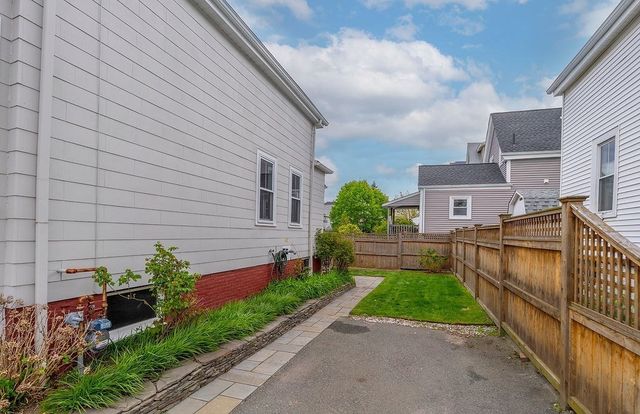 8 Alfred St, Medford, MA 02155