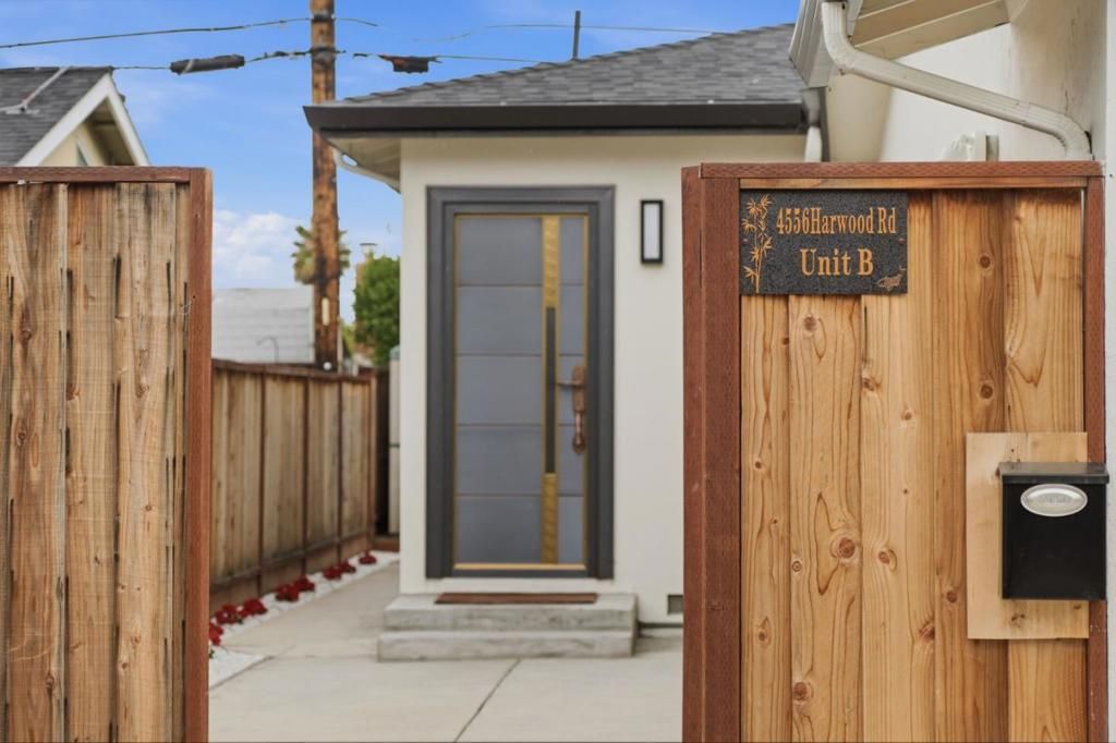 Image 28 of property listing at 4556 Harwood Road, San Jose, CA 95124