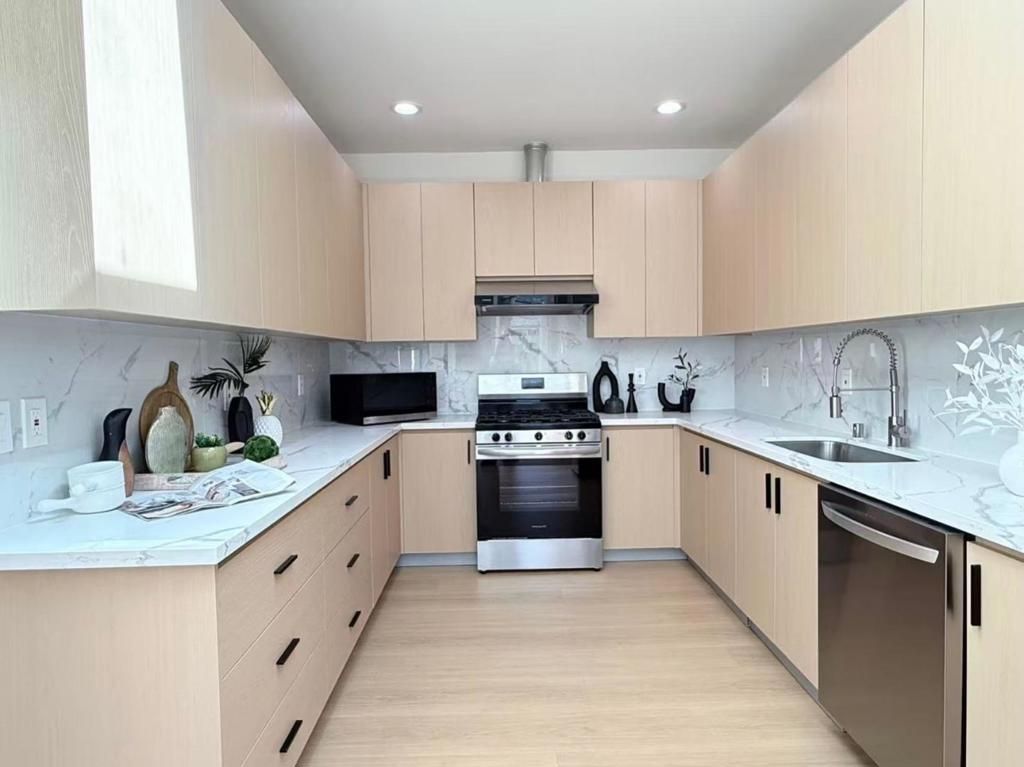 Image 31 of property listing at 4556 Harwood Road, San Jose, CA 95124