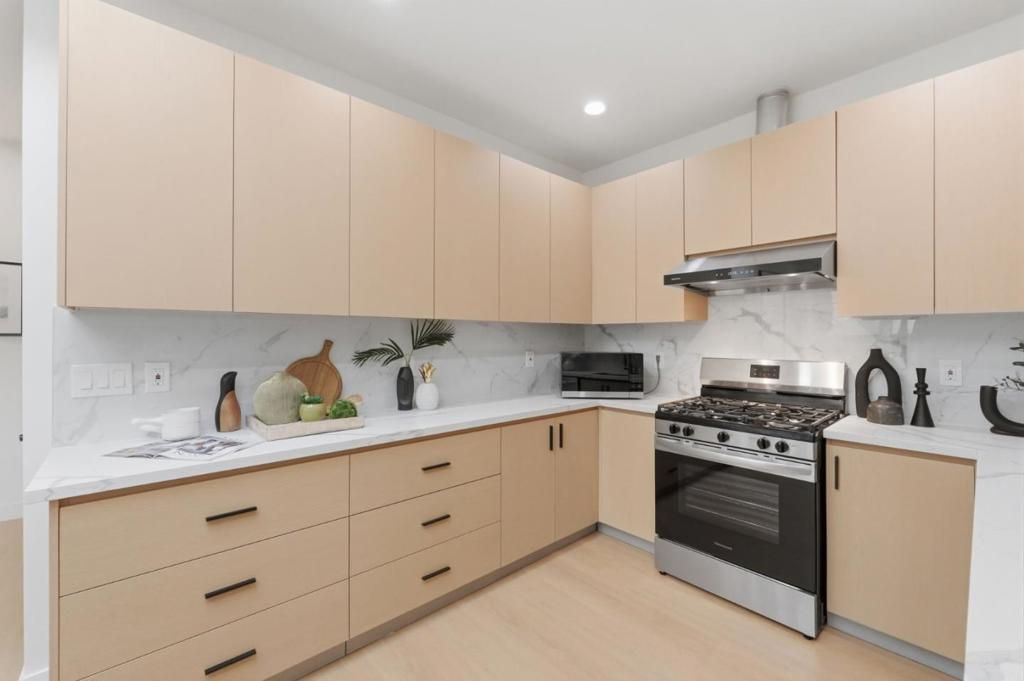 Image 33 of property listing at 4556 Harwood Road, San Jose, CA 95124