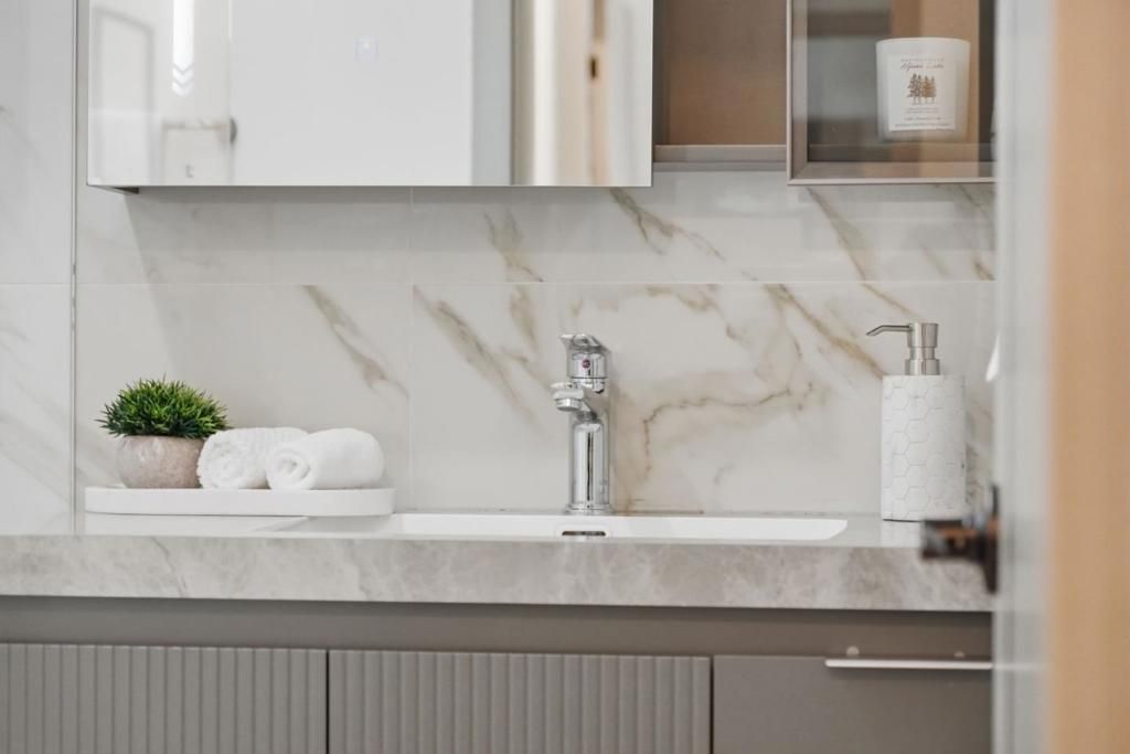 Image 42 of property listing at 4556 Harwood Road, San Jose, CA 95124