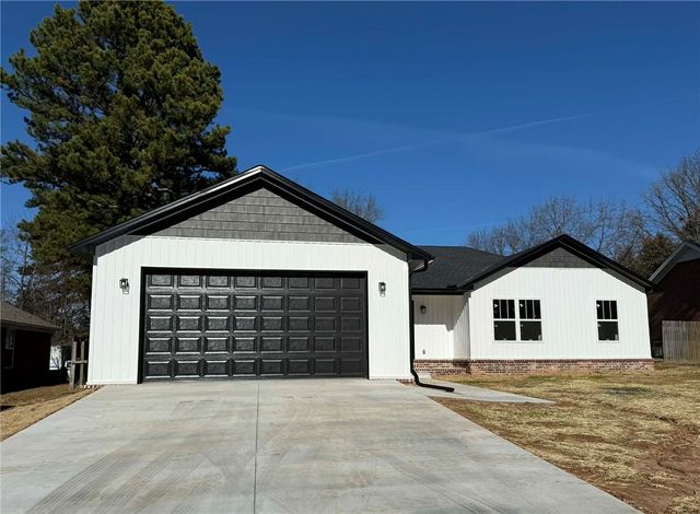 1018 E Norristown Circle, Russellville, AR 72802