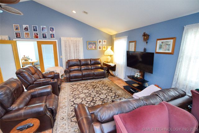 22021 E 780 Road, Tahlequah, OK 74464