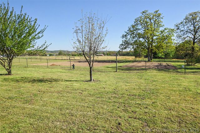 22021 E 780 Road, Tahlequah, OK 74464