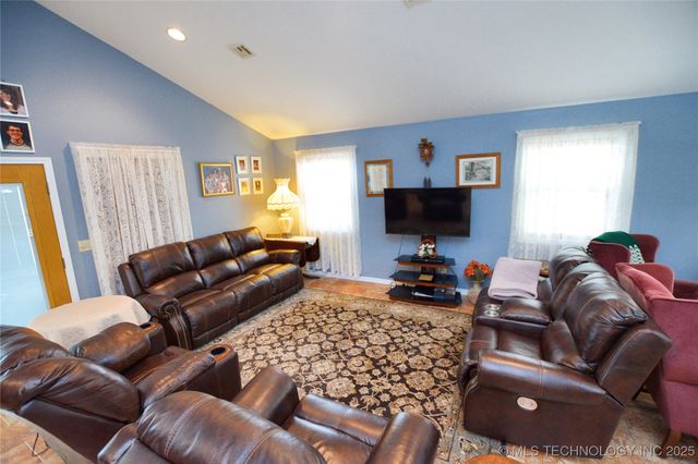 22021 E 780 Road, Tahlequah, OK 74464