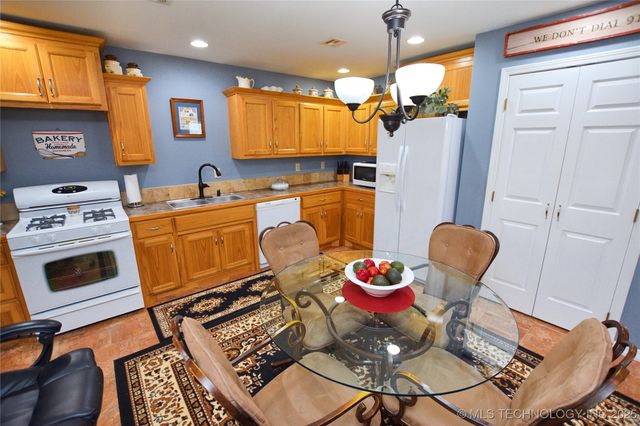 22021 E 780 Road, Tahlequah, OK 74464