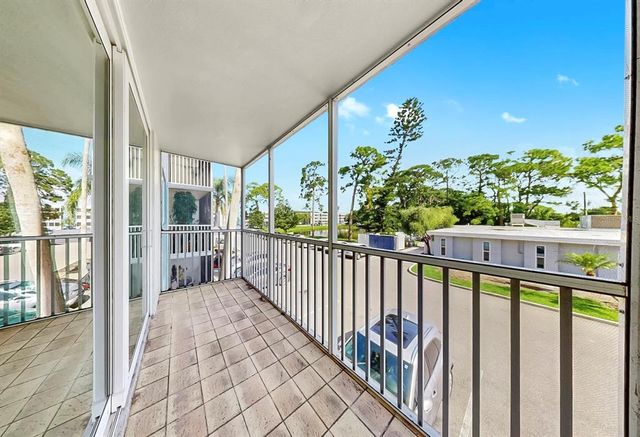 2700 COCONUT BAY LANE 427, Sarasota, FL 34237