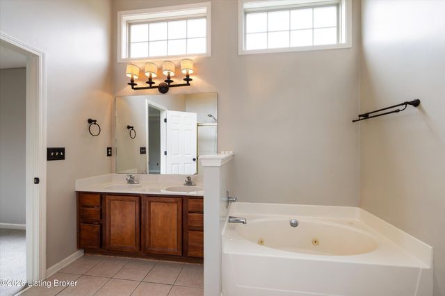 5800 Weatherburn Ct, Prospect, KY 40059