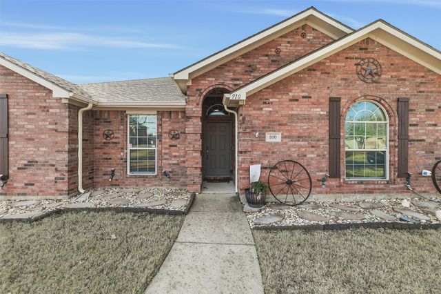 910 Grouse Road, Glenn Heights, TX 75154