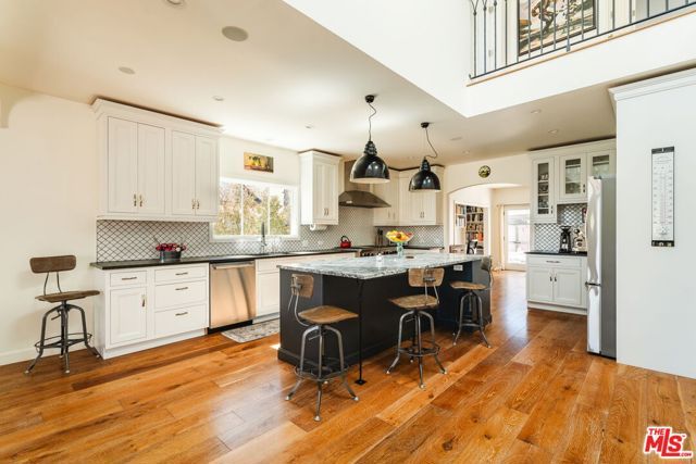 1633 Hi Point Street, Los Angeles, CA 90035