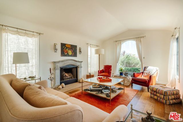1633 Hi Point Street, Los Angeles, CA 90035