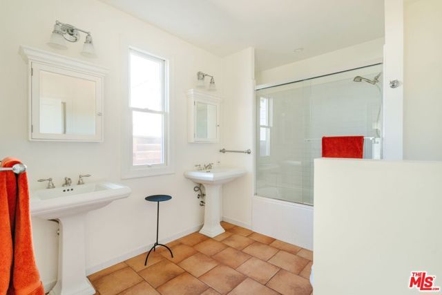 1633 Hi Point Street, Los Angeles, CA 90035