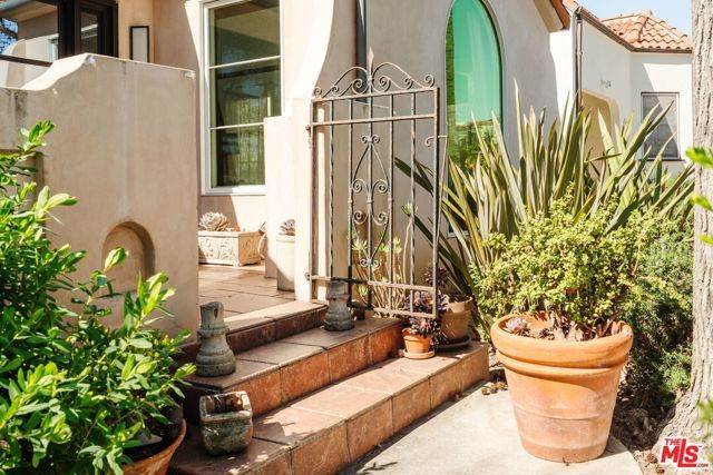 1633 Hi Point Street, Los Angeles, CA 90035