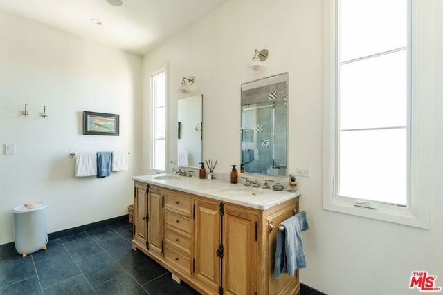 1633 Hi Point Street, Los Angeles, CA 90035
