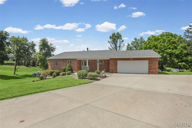 369 E Lake Drive, Edwardsville, IL 62025