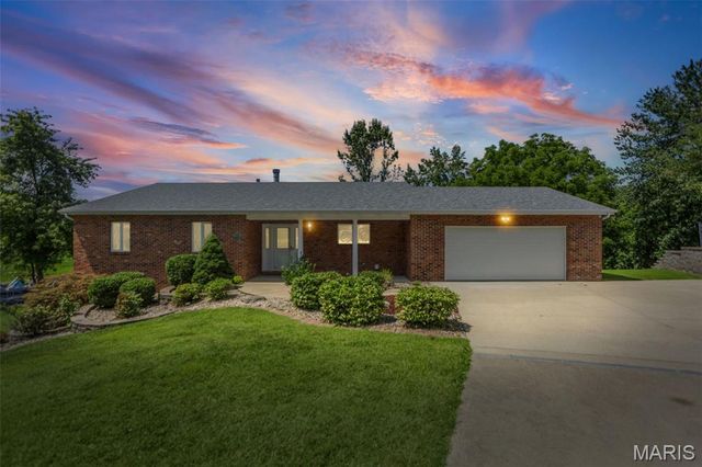 369 E Lake Drive, Edwardsville, IL 62025