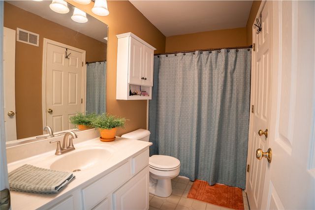 233 W WASHINGTON Street, Oswego, IL 60543