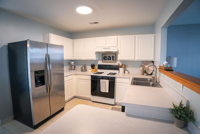 233 W WASHINGTON Street, Oswego, IL 60543
