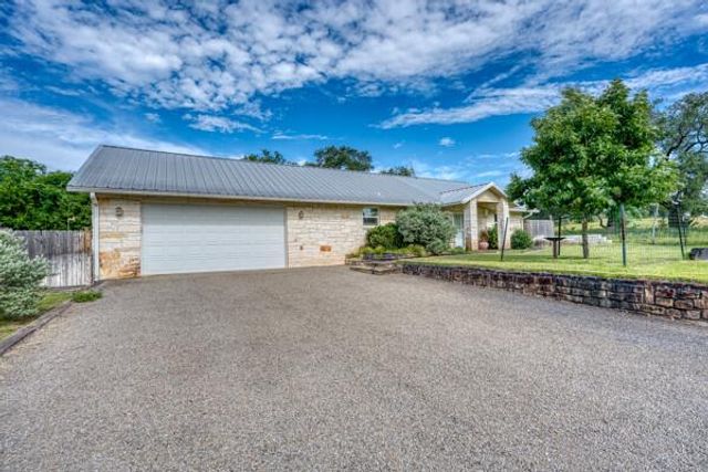215 E McGee TRL, Kingsland, TX 78639